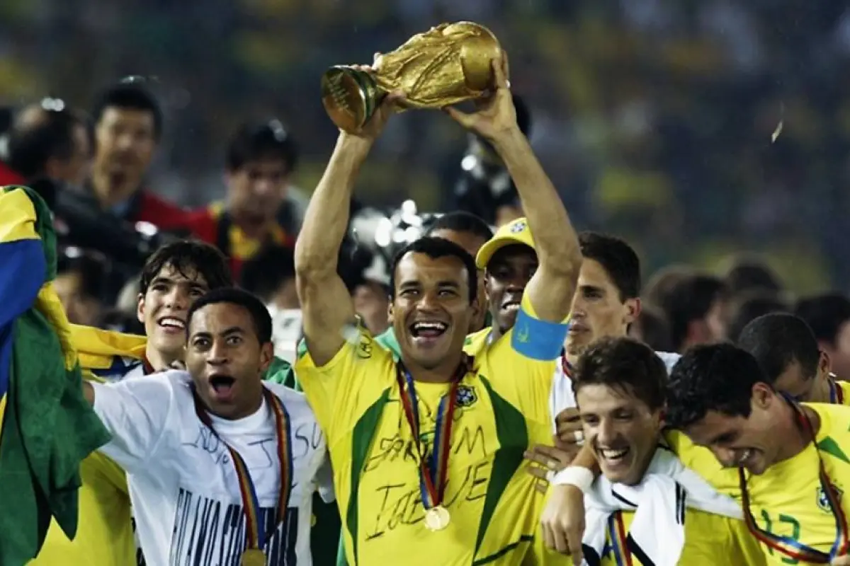 Cafú con el trofeo de la Copa del Mundo de la FIFA 