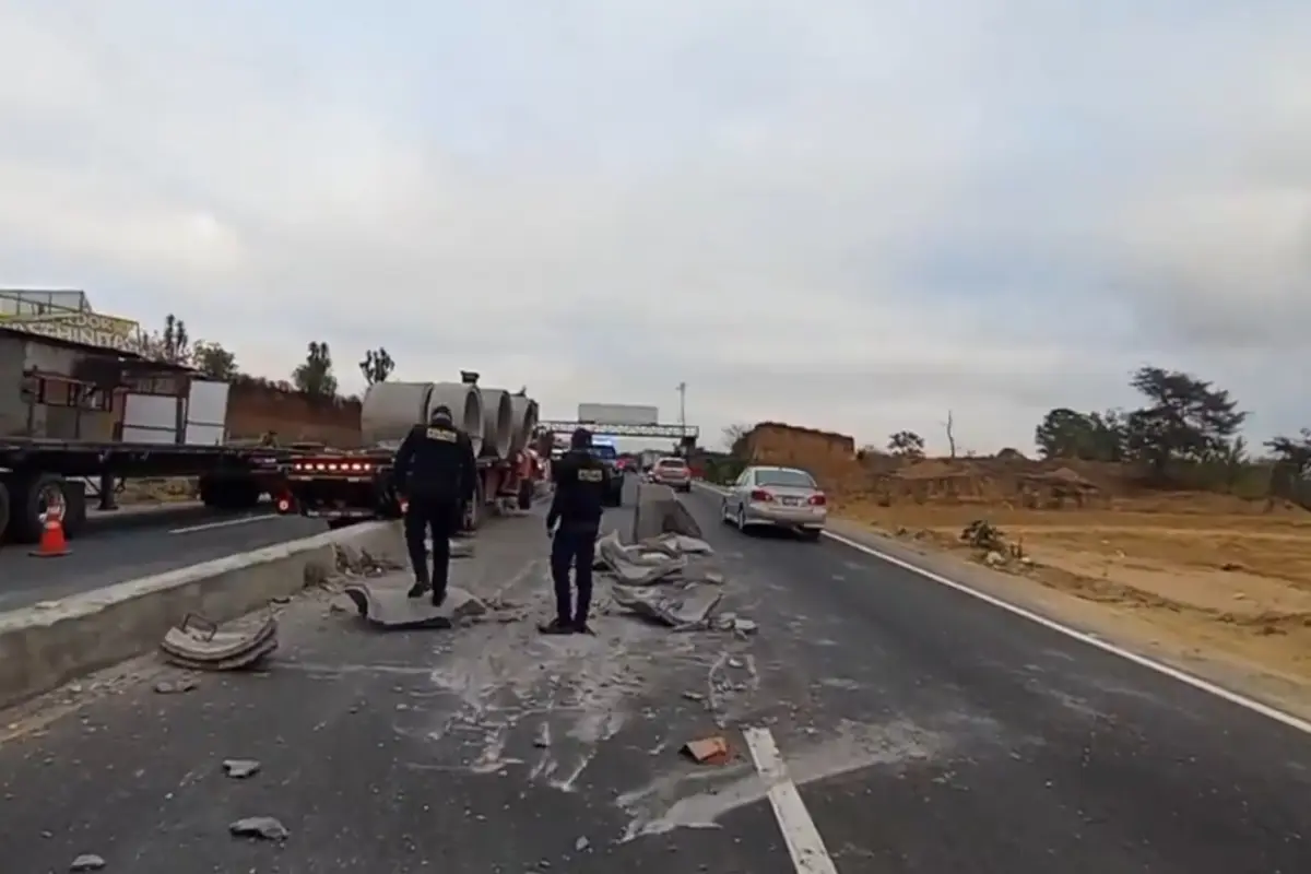 El accidente del trasporte pesado causa tránsito lento en el Libramiento de Chimaltenango., PROVIAL.