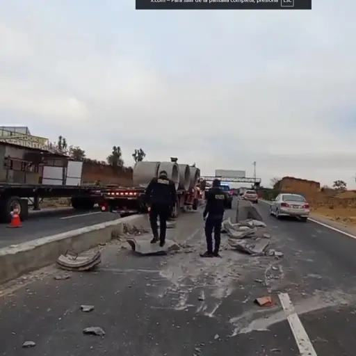 El accidente del trasporte pesado causa tránsito lento en el Libramiento de Chimaltenango. ,PROVIAL.