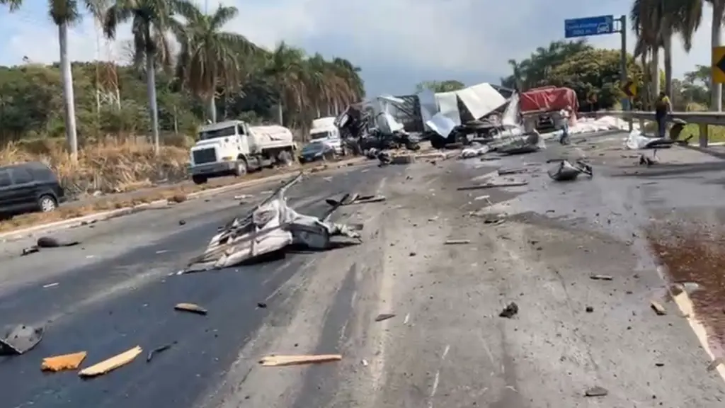 El accidente involucra varios vehiculos del transporte pesado y otros automotores. ,Captura de pantalla. 