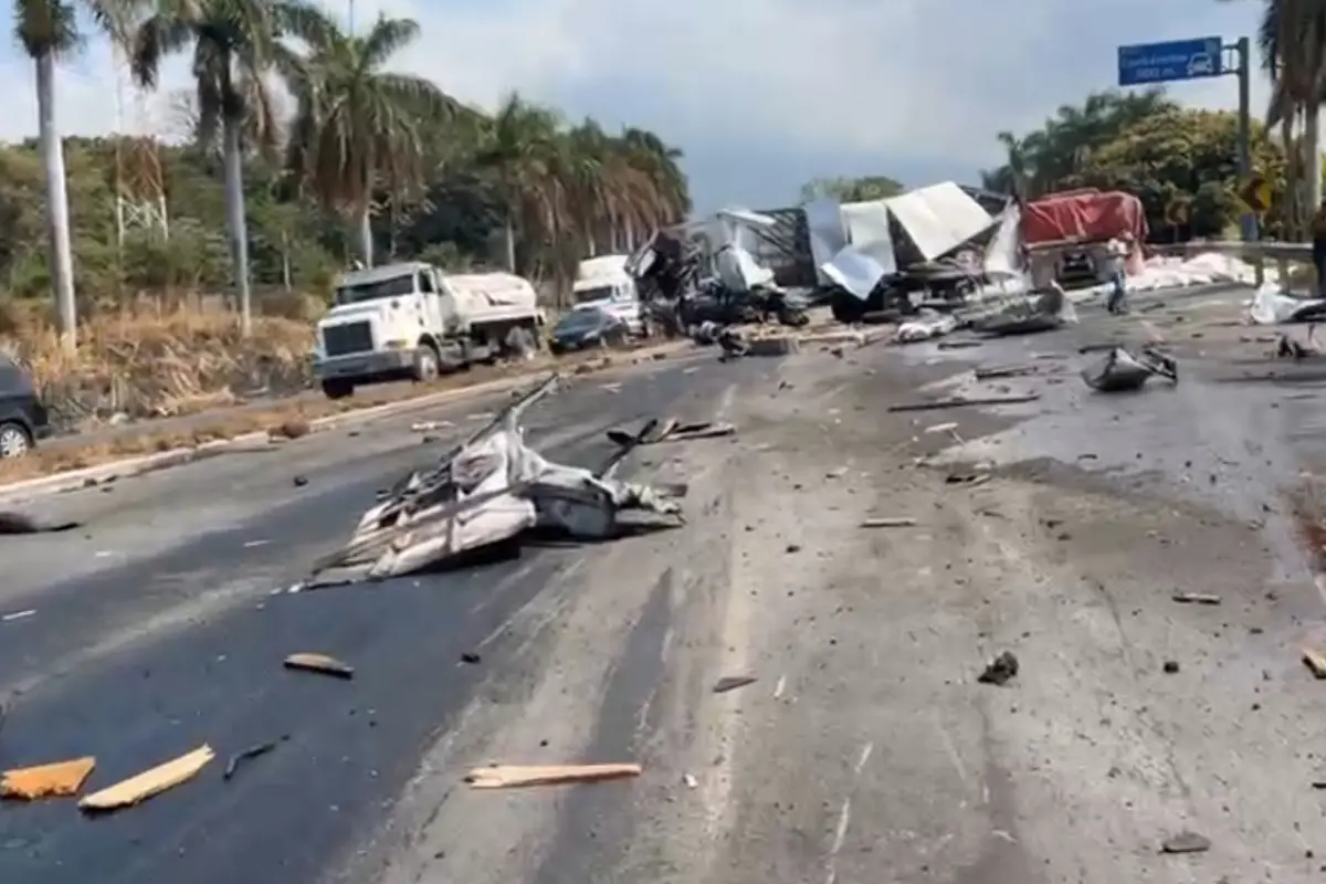 El accidente involucra varios vehiculos del transporte pesado y otros automotores., Captura de pantalla. 