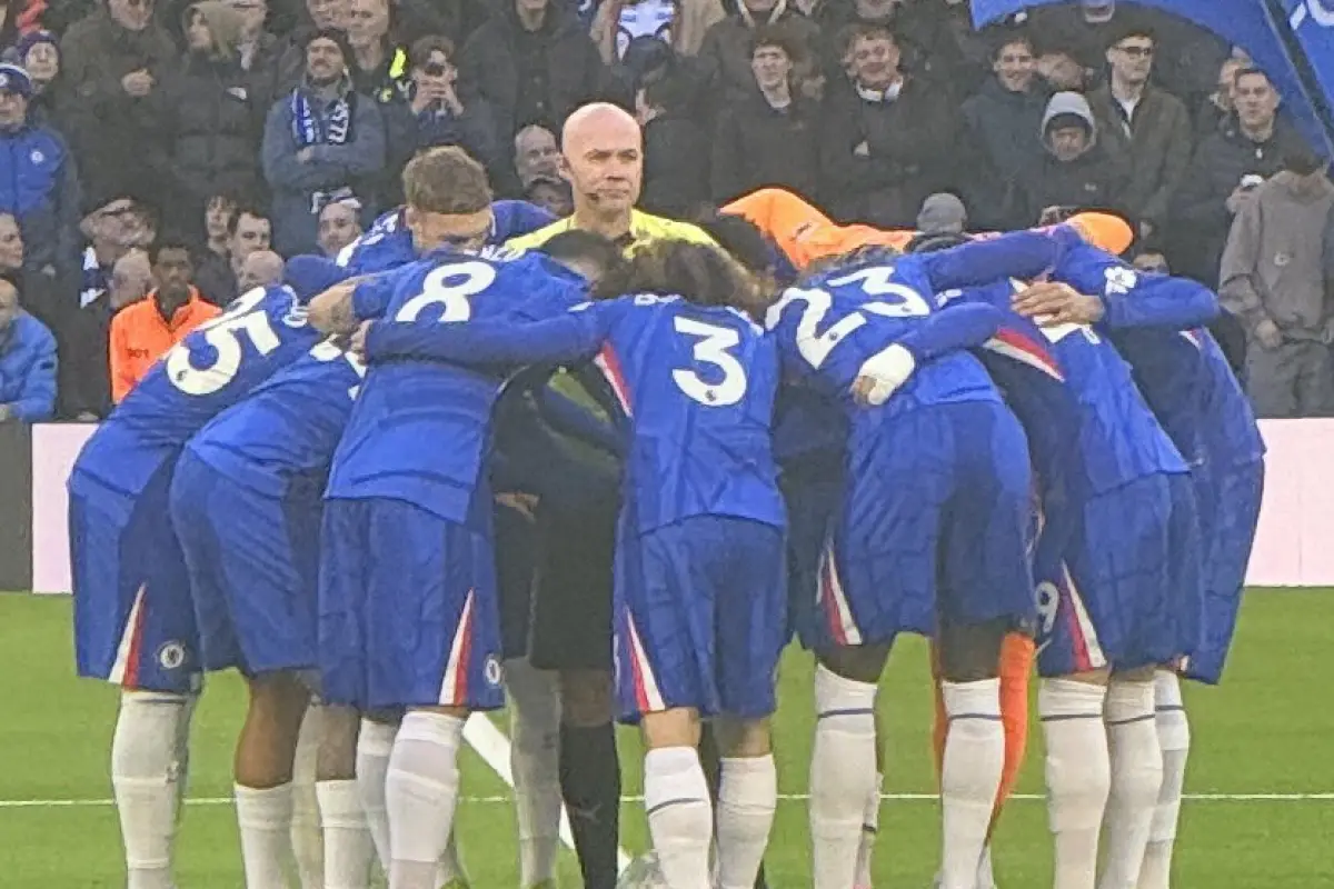 El curioso momento que dejó al árbitro en medio de la arenga del Chelsea - Lloyd Canfield
