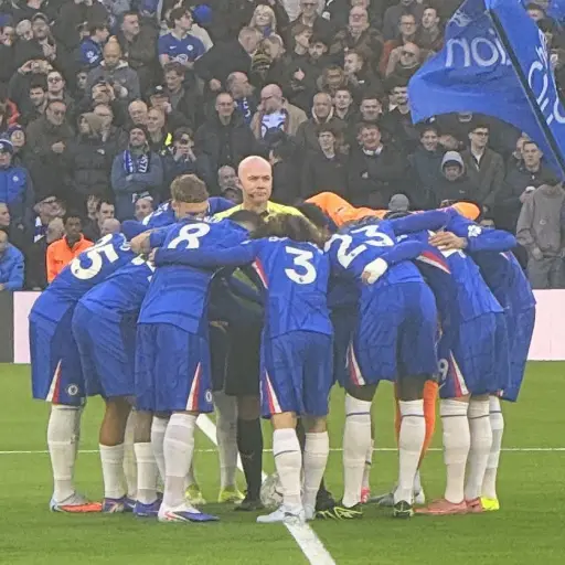El curioso momento que dejó al árbitro en medio de la arenga del Chelsea - Lloyd Canfield