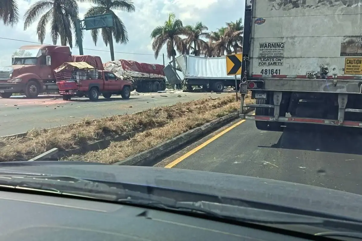 Testigos informaron que el chofer de un camión invadió el carril contrario., Redes sociales.