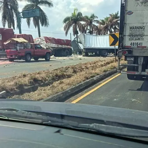 Testigos informaron que el chofer de un camión invadió el carril contrario. ,Redes sociales.