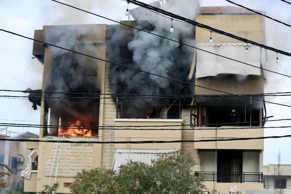 El humo se eleva desde un edificio tras un ataque aéreo israelí que ha alcanzado la zona de Haret Saida, en Sidón, al sur del Líbano, el 14 de marzo de 2026,  EFE/EPA/STRINGER

