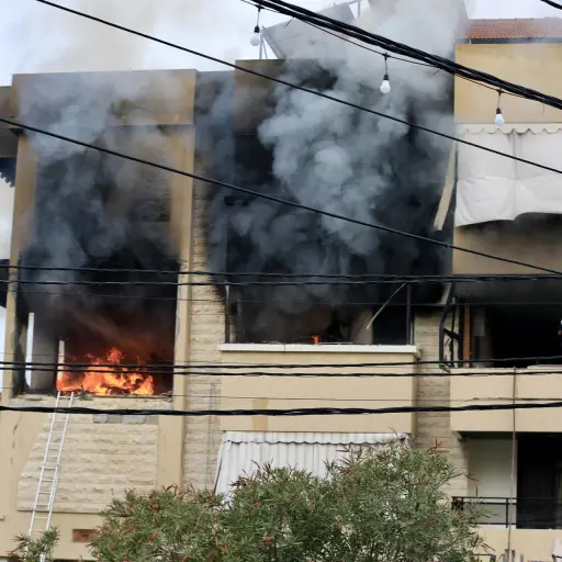 El humo se eleva desde un edificio tras un ataque aéreo israelí que ha alcanzado la zona de Haret Saida, en Sidón, al sur del Líbano, el 14 de marzo de 2026 , EFE/EPA/STRINGER