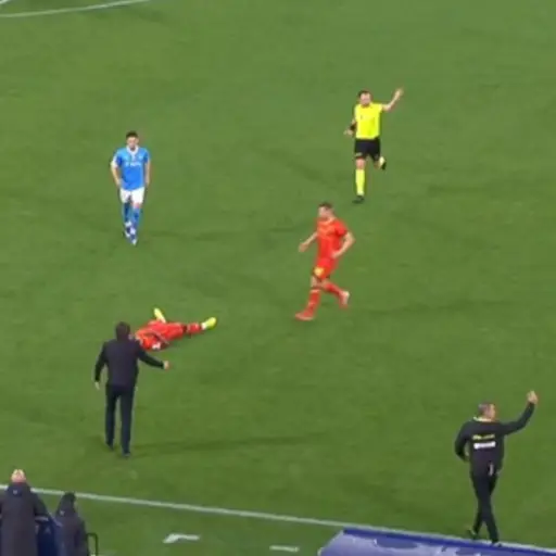 Lameck Banda es atendido durante el duelo Nápoles vs. Lecce