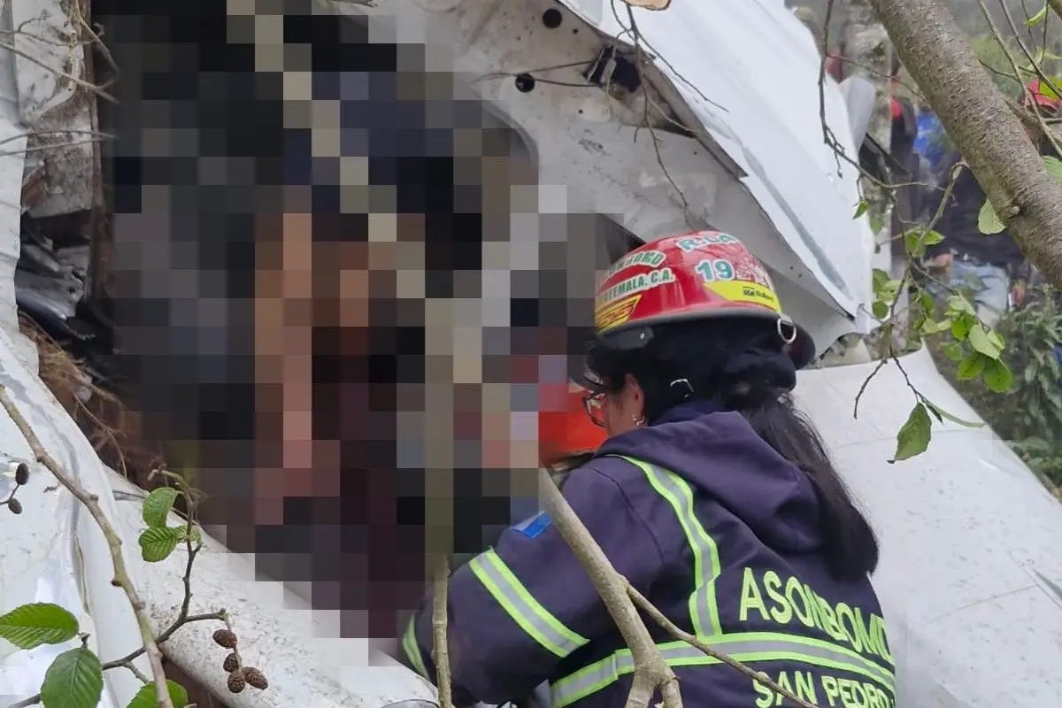 Bomberos Municipales Departamentales reportaron la muerte de dos personas en el accidente aéreo., Bomberos Municipales Departamentales.