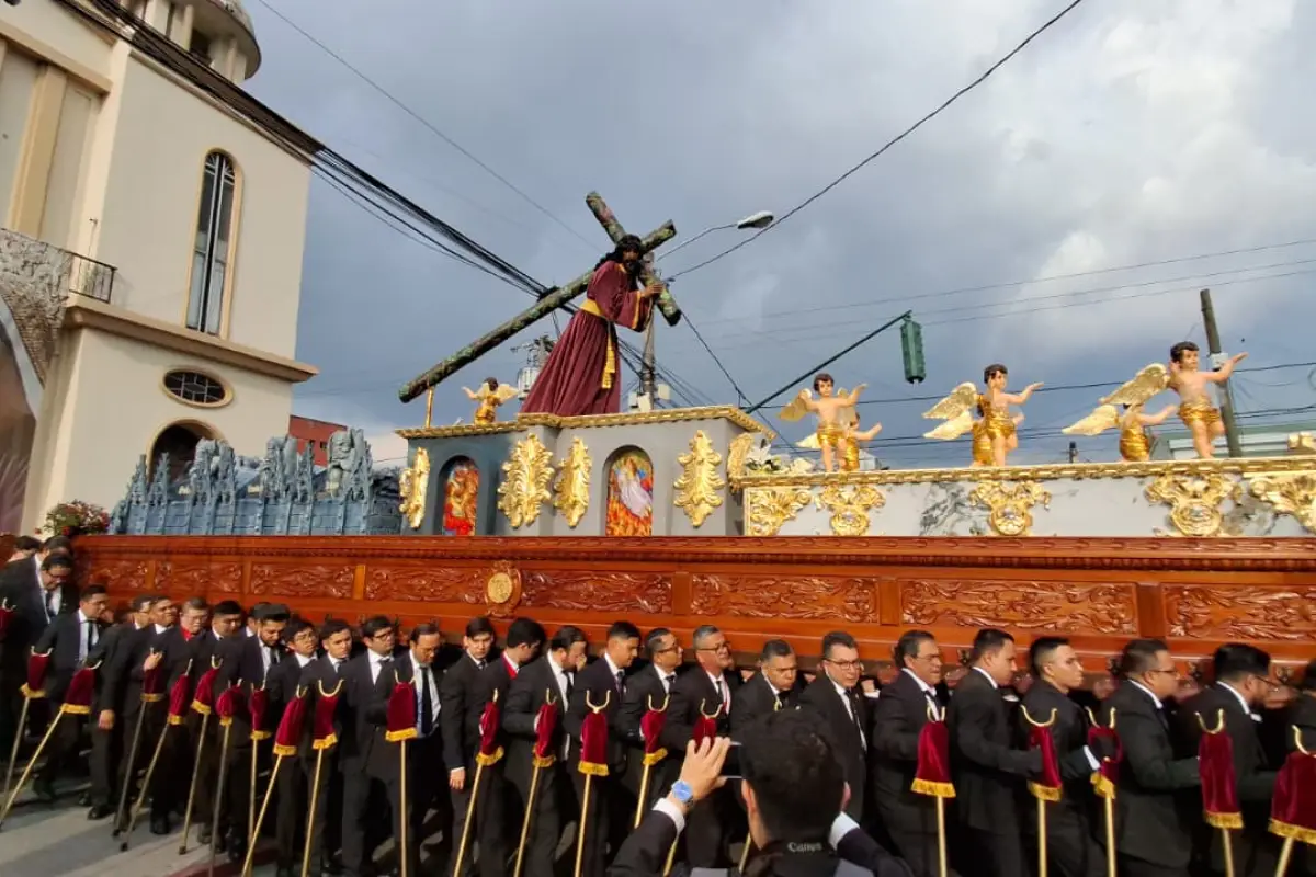 Fieles del turno de honor levantaron el anda e iniciaron el recorrido de Jesús Nazareno de la Justicia., Álex Meoño.