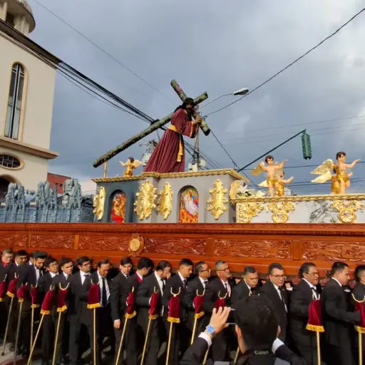 Fieles del turno de honor levantaron el anda e iniciaron el recorrido de Jesús Nazareno de la Justicia. ,Álex Meoño.