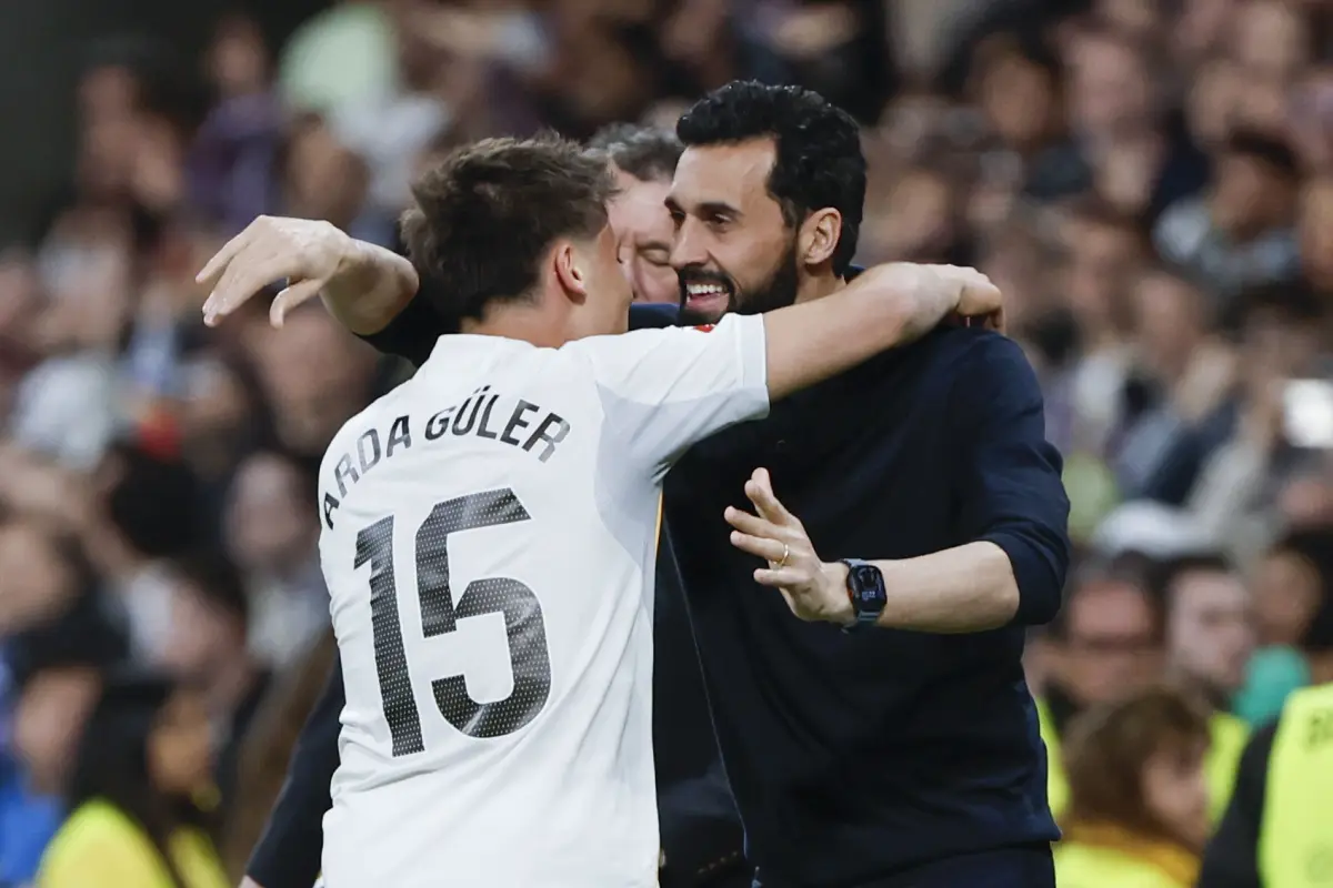Arda Güler festejando con su técnico Álvaro Arbeloa