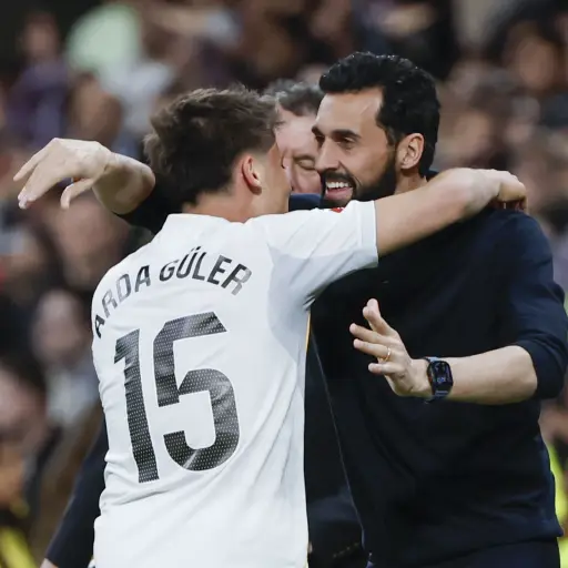 Arda Güler festejando con su técnico Álvaro Arbeloa 