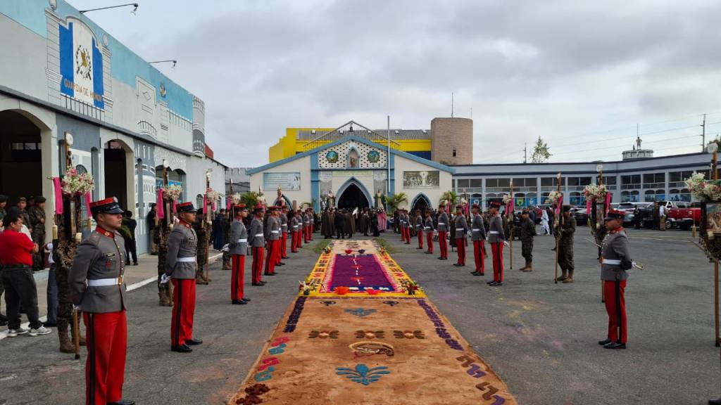 Fieles llenan de color las calles aledañas a la Guardia de Honor | Alex Meoño