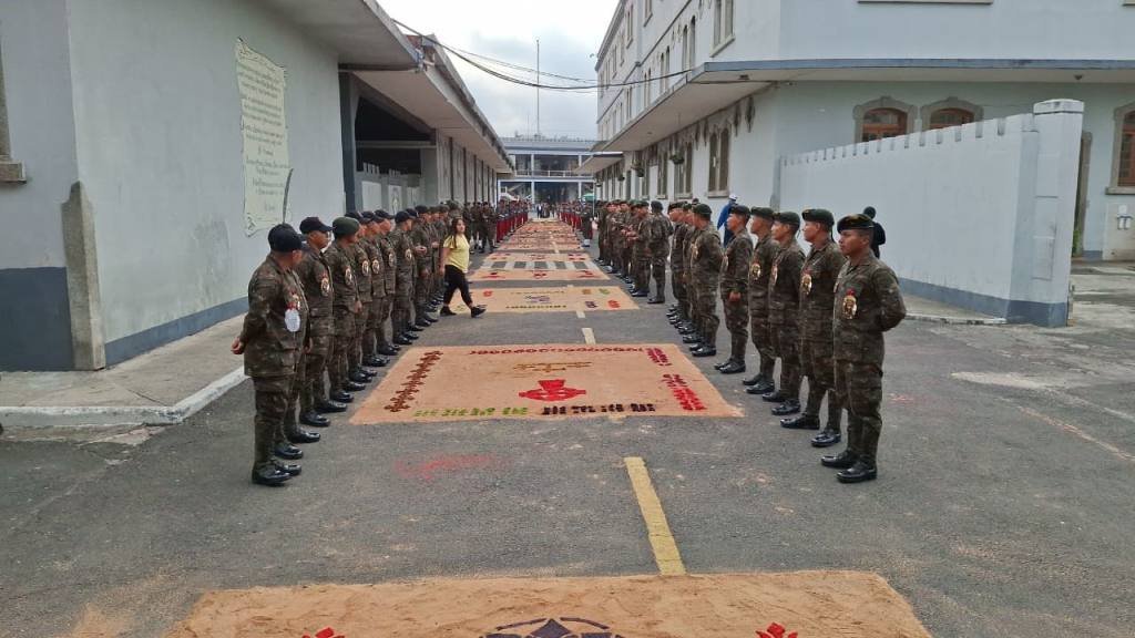 Fieles llenan de color las calles aledañas a la Guardia de Honor | Alex Meoño
