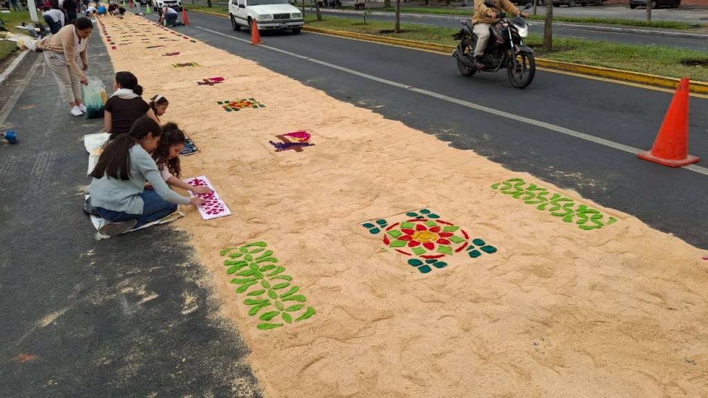 Fieles llenan de color las calles aledañas a la Guardia de Honor | Alex Meoño