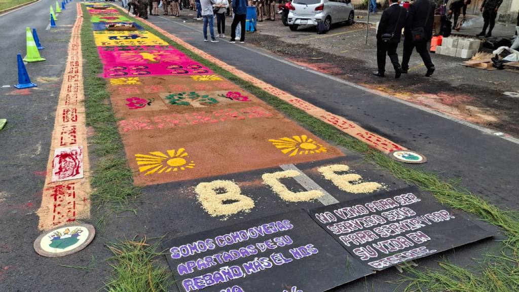 Fieles llenan de color las calles aledañas a la Guardia de Honor | Alex Meoño