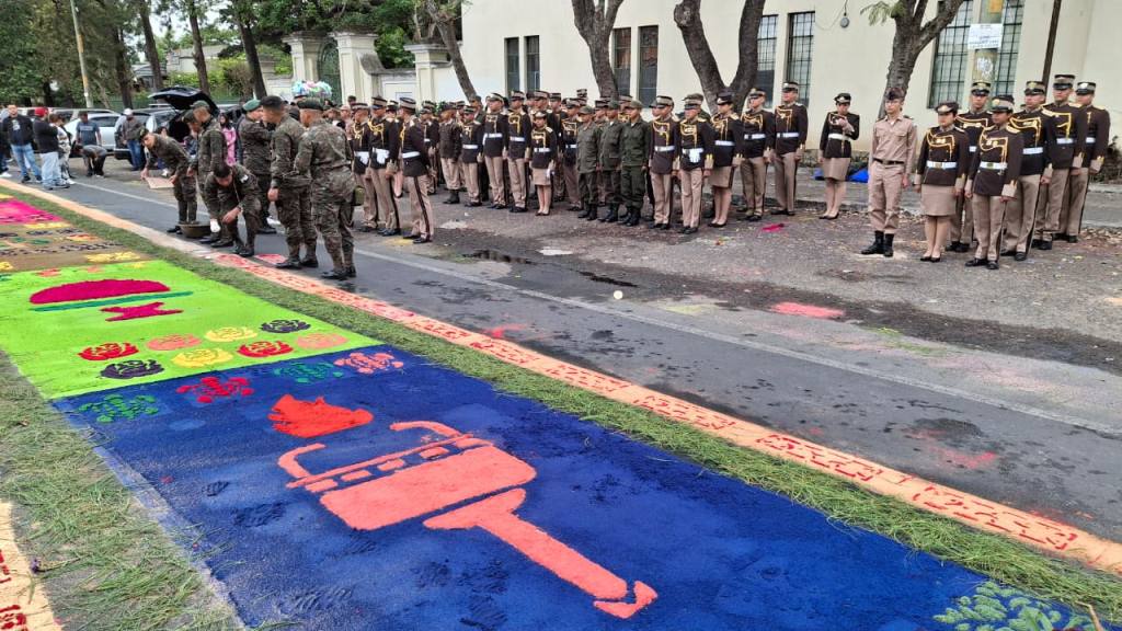 Fieles llenan de color las calles aledañas a la Guardia de Honor | Alex Meoño