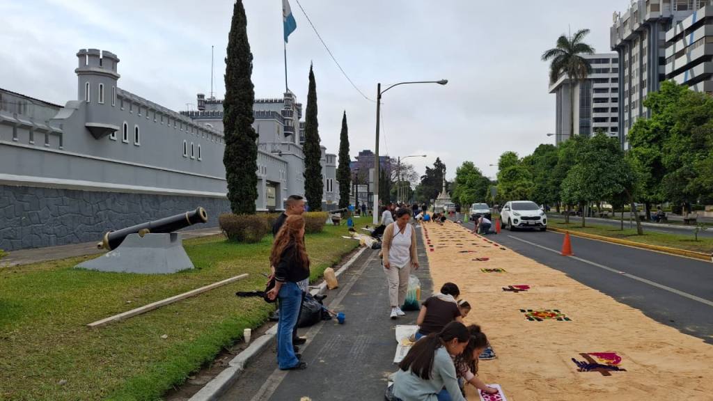 Fieles llenan de color las calles aledañas a la Guardia de Honor | Alex Meoño