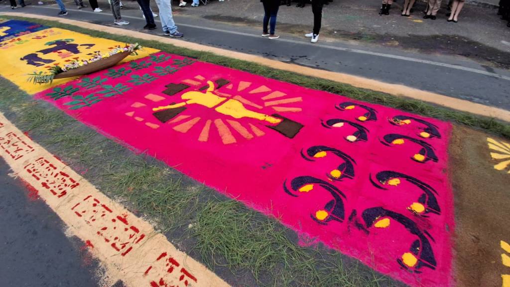 Fieles llenan de color las calles aledañas a la Guardia de Honor | Alex Meoño