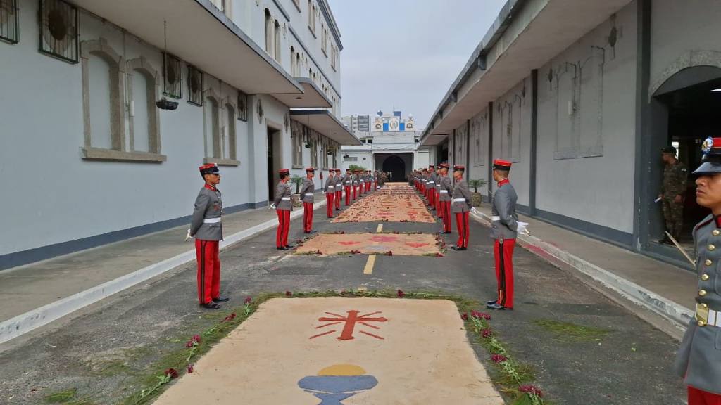 Fieles llenan de color las calles aledañas a la Guardia de Honor | Alex Meoño