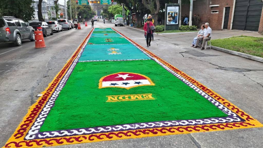 Fieles llenan de color las calles aledañas a la Guardia de Honor | Alex Meoño