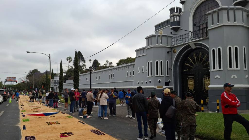 Fieles llenan de color las calles aledañas a la Guardia de Honor | Alex Meoño