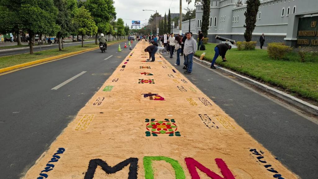 Fieles llenan de color las calles aledañas a la Guardia de Honor | Alex Meoño