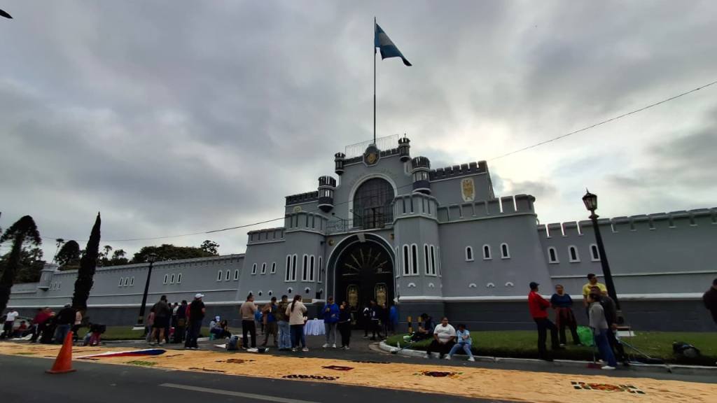 Fieles llenan de color las calles aledañas a la Guardia de Honor | Alex Meoño