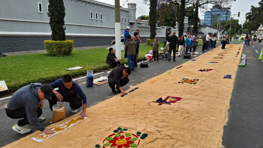 Fieles llenan de color las calles aledañas a la Guardia de Honor | Alex Meoño