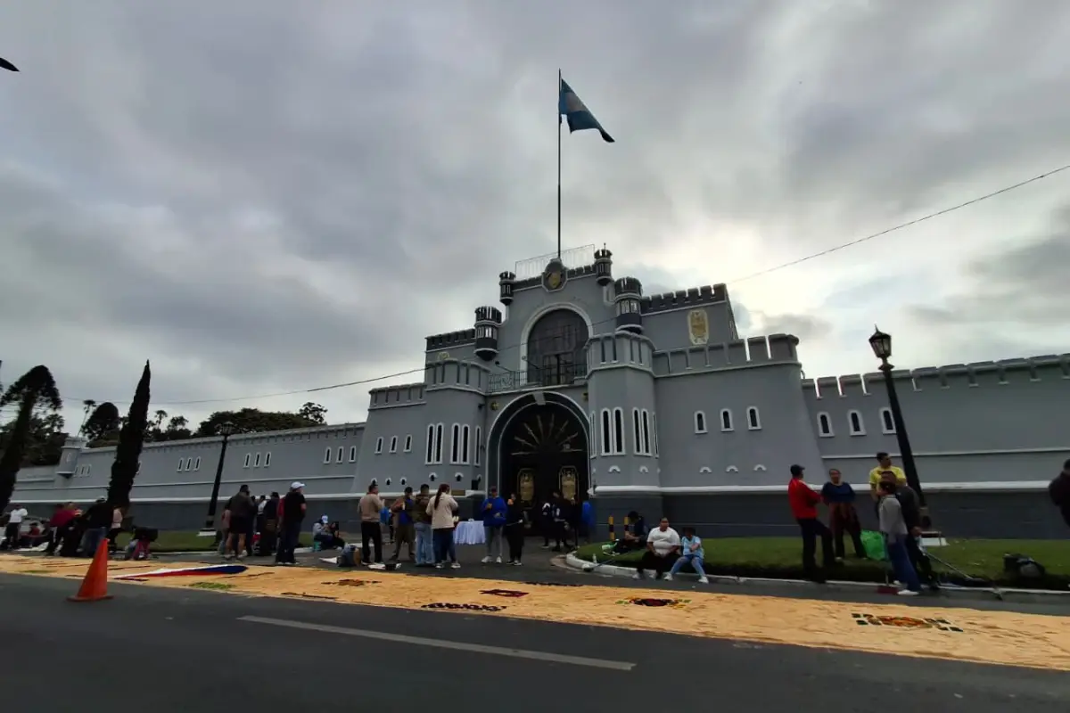 Fieles elaboraron alfombras para el recorrido de Jesús Nazareno de la Misericordia., Alex Meoño 