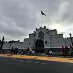 Fieles llenan de color las calles aledañas a la Guardia de Honort