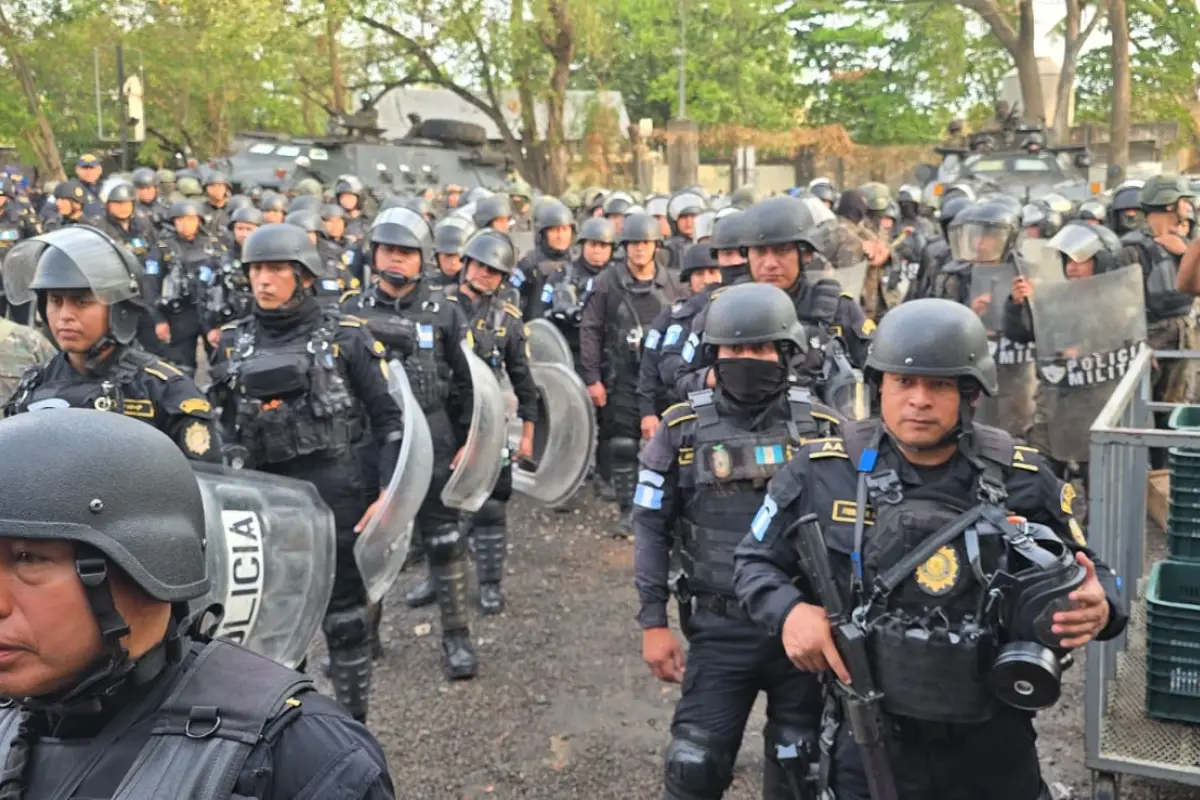 Agentes de la PNC y miembros del Ejército ingresaron al penal Renovación 1 desde muy temprano., Ejército de Guatemala.