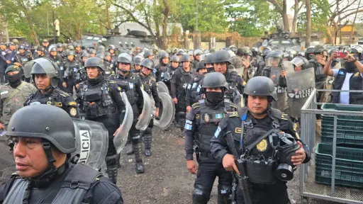 Agentes de la PNC y miembros del Ejército ingresaron al penal Renovación 1 desde muy temprano. ,Ejército de Guatemala.
