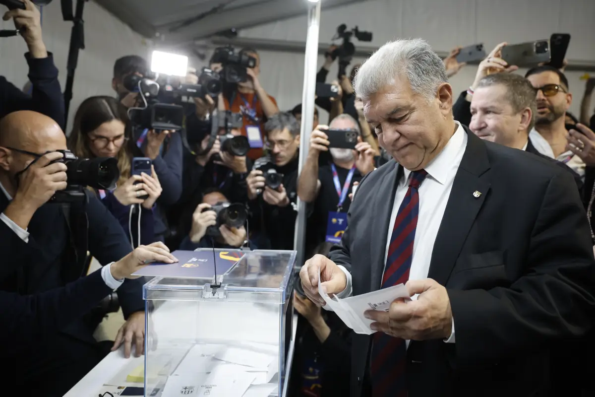 Joan Laporta al momento de ejercer su voto en elecciones presidenciales en F. C. Barcelona 