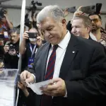 Joan Laporta capitaliza el voto de buena parte de la primera plantilla y de Hansi Flickt