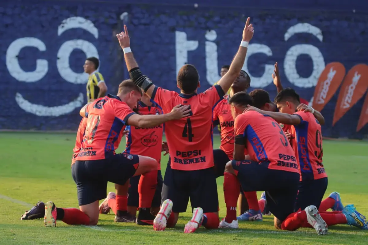 Municipal celebrando en El Trébol ante Aurora 