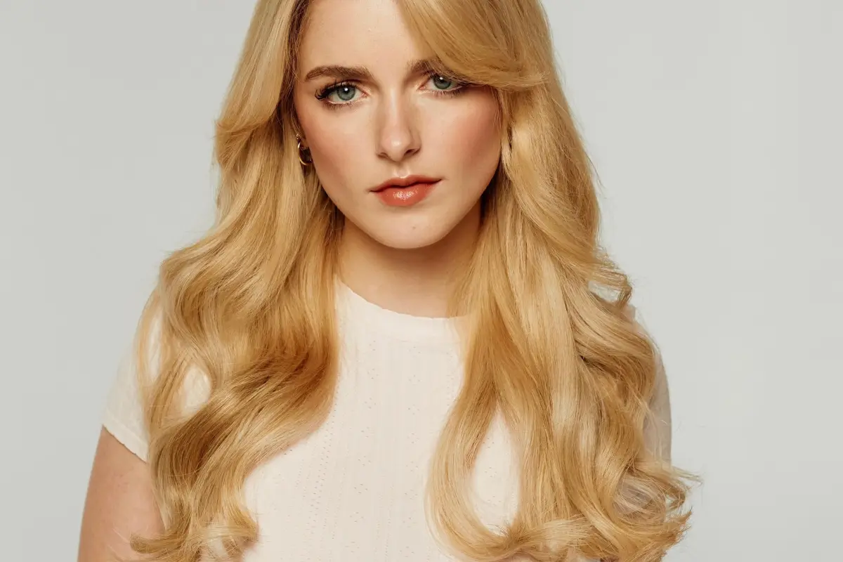 Mckenna Grace luce elegante escote en la alfombra de los Premios Oscar, Instagram