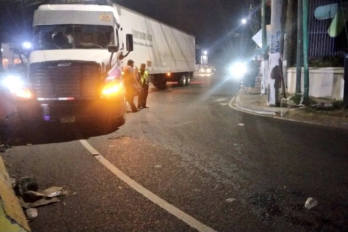 El tráiler con fallas permanece en la salida de la colonia Alioto, zona 4 de Villa Nueva., PMT de Villa Nueva