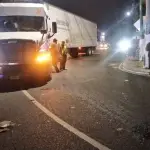 El tráiler con fallas permanece en la salida de la colonia Alioto, zona 4 de Villa Nueva. ,PMT de Villa Nueva