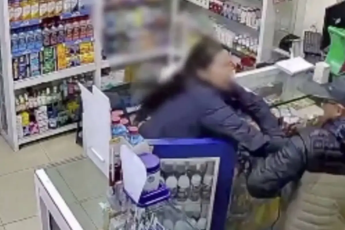 Mujer se enfrente a sujeto armado tras intento de asalto., Captura de pantalla video de X.