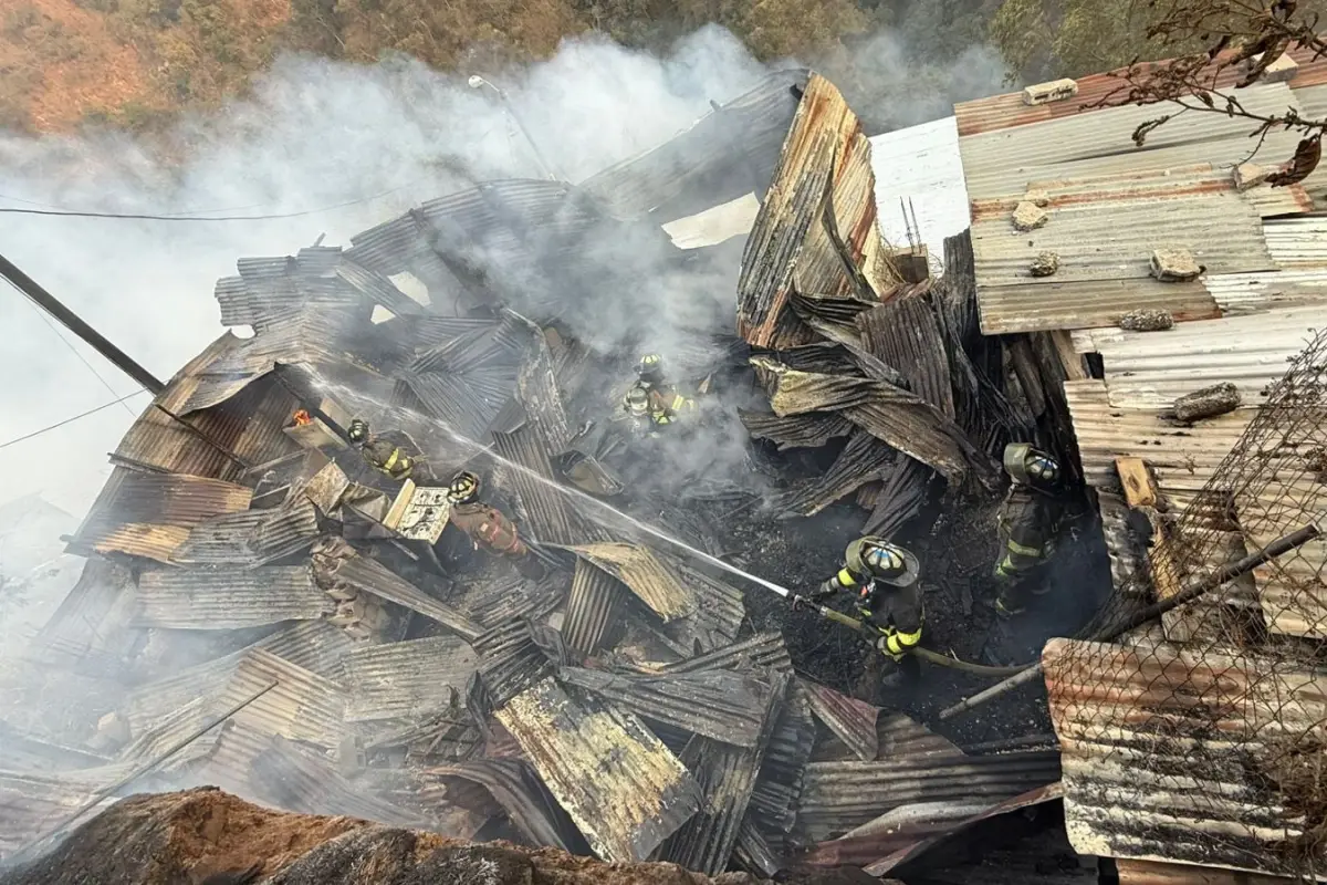 Un incendio de grandes proporciones consumió varias viviendas en la colonia Amparo II, zona 7., Bomberos Voluntarios