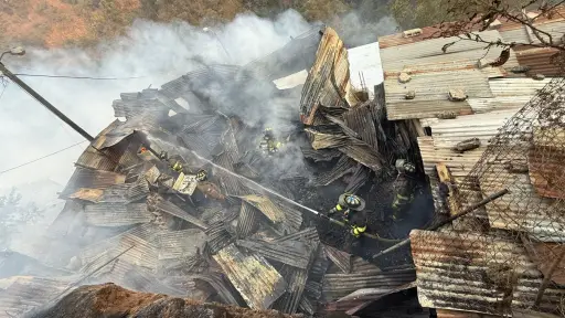 Un incendio de grandes proporciones consumió varias viviendas en la colonia Amparo II, zona 7. ,Bomberos Voluntarios