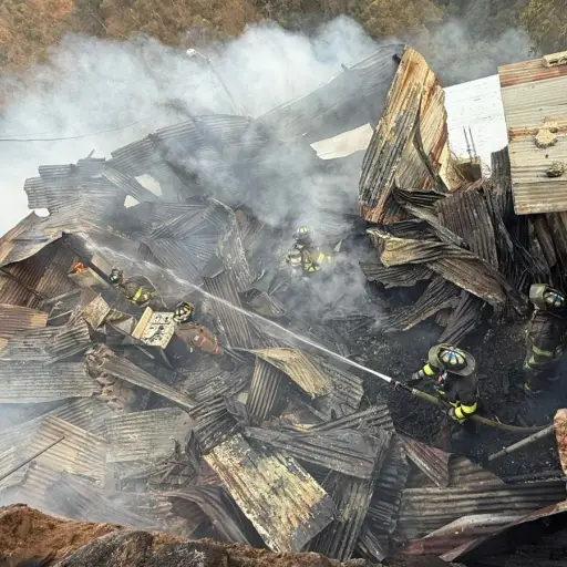 Un incendio de grandes proporciones consumió varias viviendas en la colonia Amparo II, zona 7. ,Bomberos Voluntarios