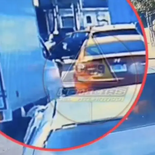 Motoladrones atacan a automovilista. ,Captura de pantalla video de X.