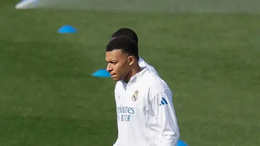 Kylian Mbappé ya golpea balón y apura su vuelta con el Real Madrid 