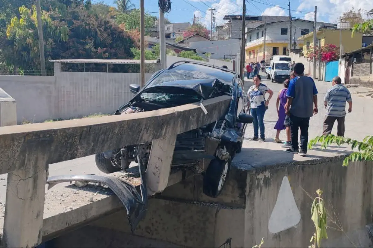 Conductor pierde el control y se estrella contra puente en Sanarate., Redes sociales.