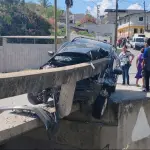 Video capta momento exacto en que picop se estrella contra baranda de puente en Sanaratet