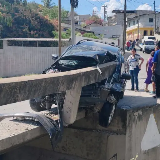 Conductor pierde el control y se estrella contra puente en Sanarate. ,Redes sociales.