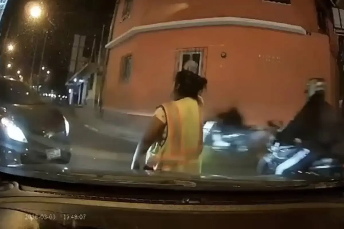 Mujer que dirige el tránsito por su cuenta en zona 18., Captura de pantalla video de X.